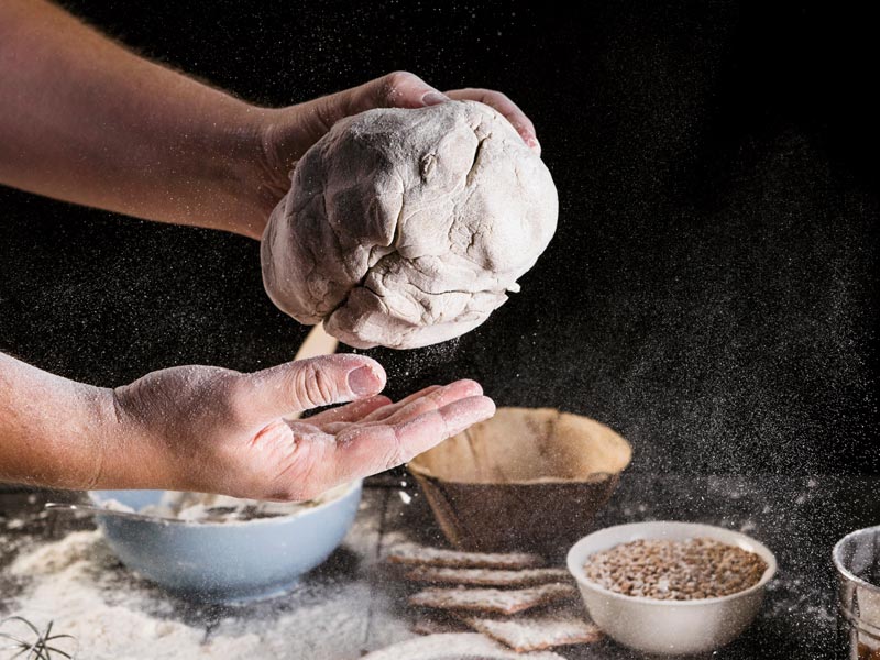 Le pâtissier à l'ouvrage
